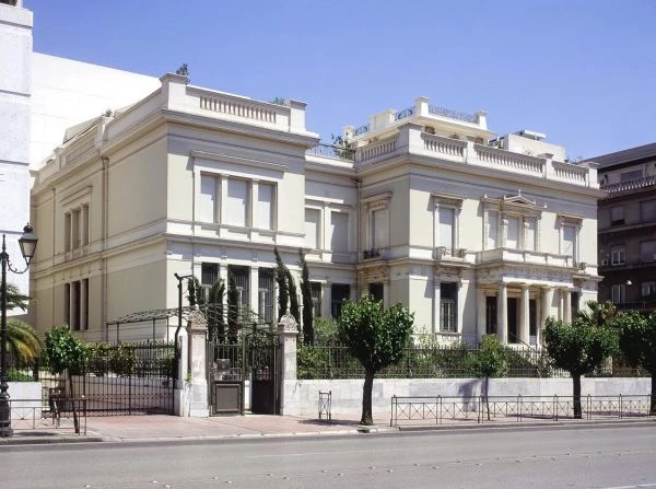 Τι άλλο θα ακούσουμε… Βανδαλισμός με λάδι και στο Μουσείο Μπενάκη -Το βάζουν στα χέρια τους και χαϊδεύουν τα εκθέματα